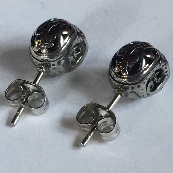 New! Goth Skull Stud Earrings - Picture 6 of 8